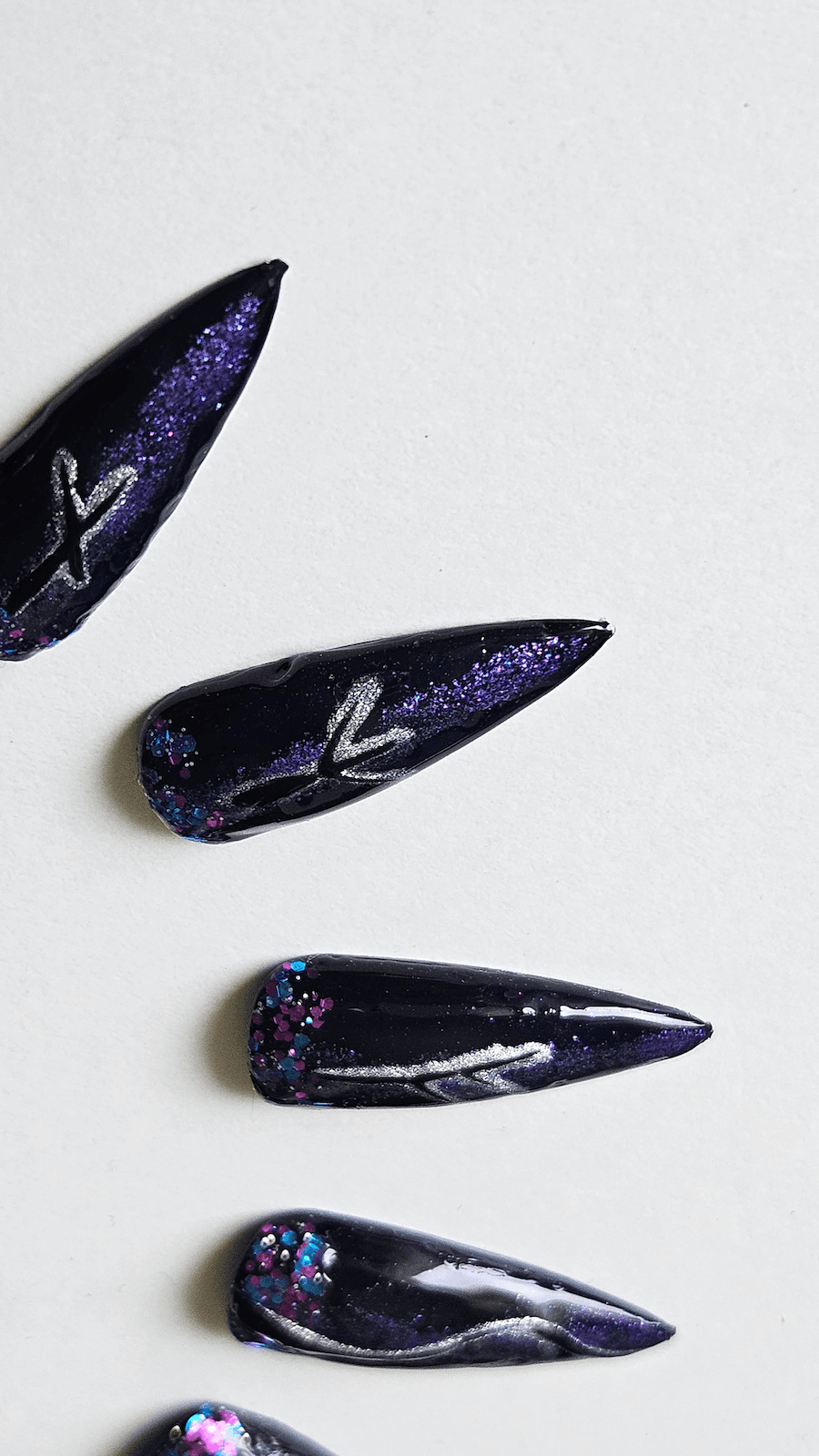 Vking Negler med Runesymboler