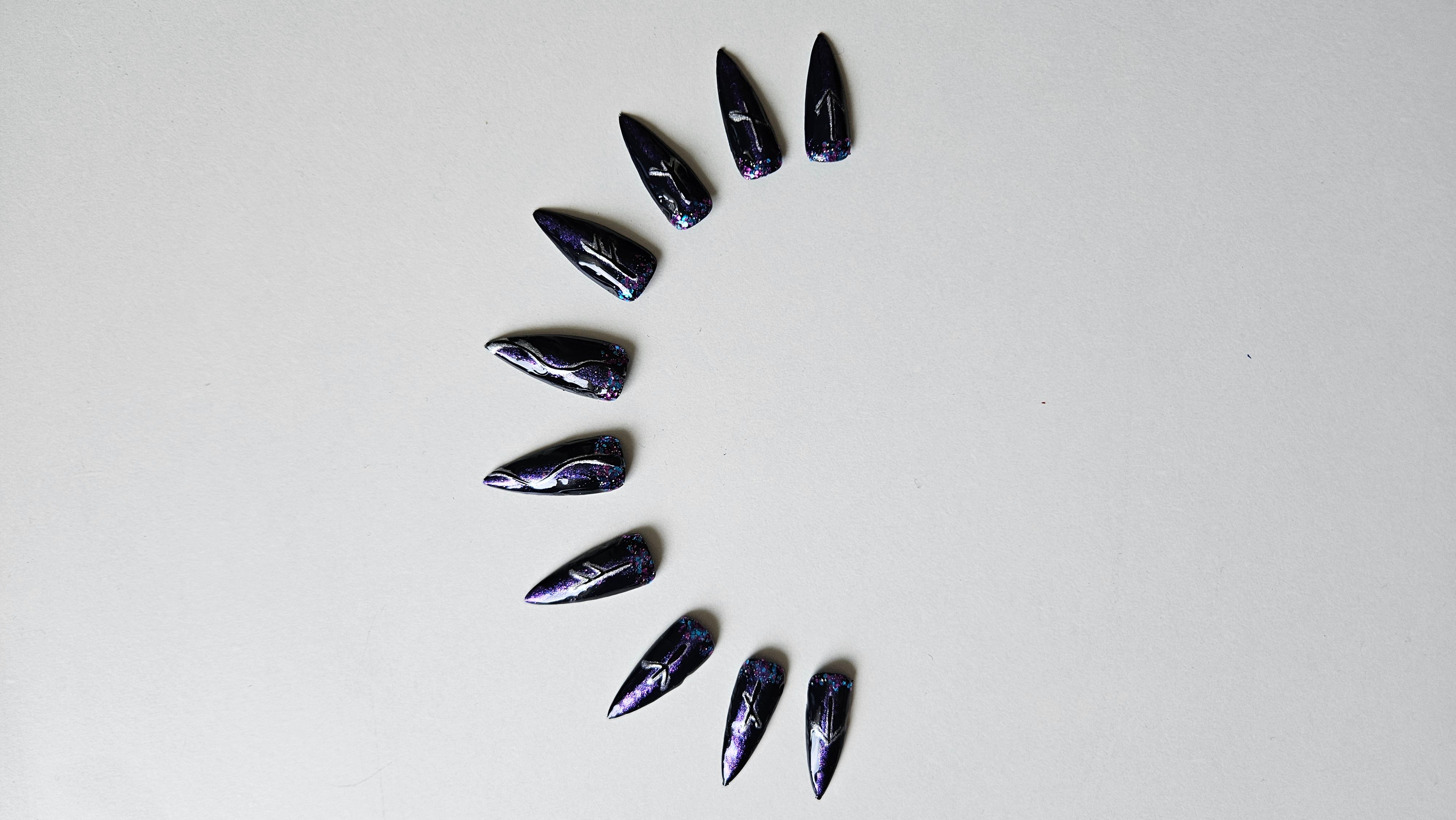 Vking Negler med Runesymboler